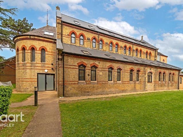 Flat for sale in Batchworth, Hertfordshire