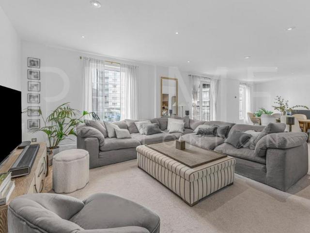 Flat for sale in Chelsea Harbour, Greater London