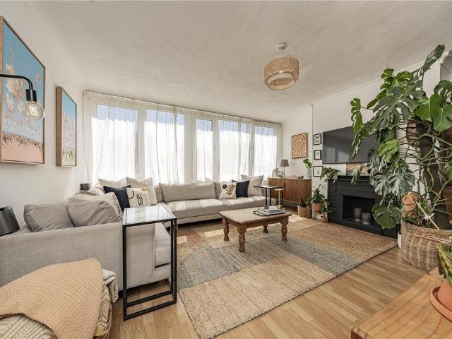 Flat for sale in Roehampton, Greater London