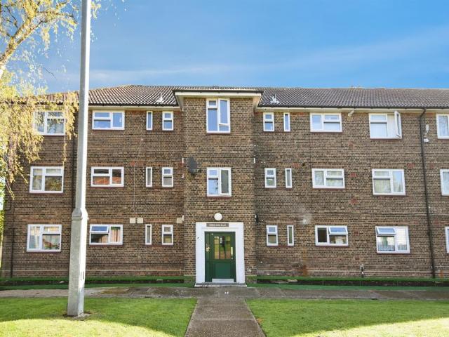 Flat for sale in Harold Hill, Greater London