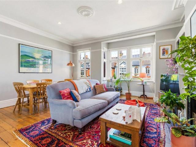 Flat for sale in Clapham Junction, Greater London