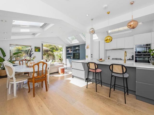 Flat for sale in London Borough of Southwark, Greater London