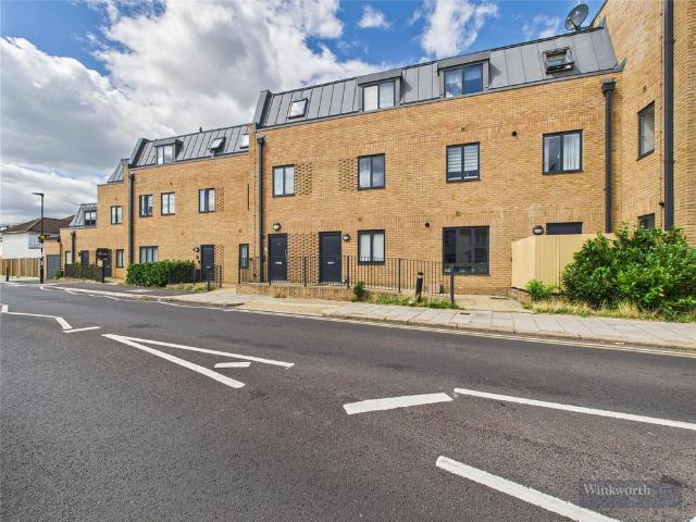 Flat for sale in Tolworth, Greater London