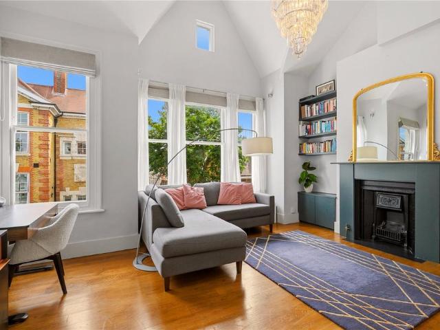 Flat for sale in Balham, Greater London