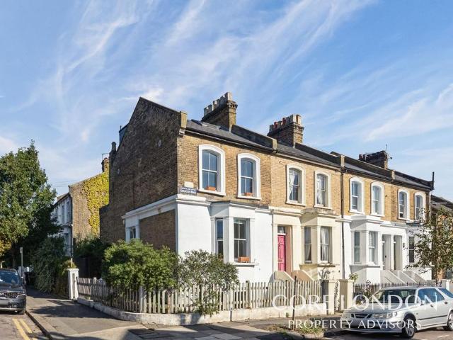 Flat for sale in London Borough of Ealing, Greater London