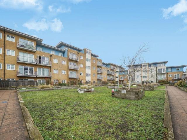 Flat for sale in London Borough of Croydon, Waddon