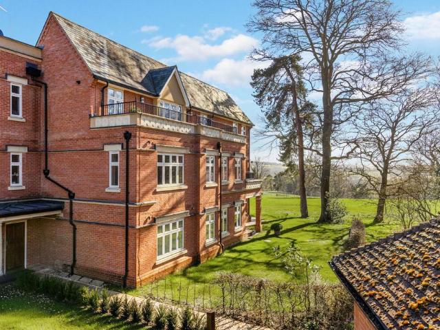 Flat for sale in Sandown Park, Kent