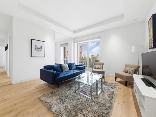 Flat for sale in London City Island, Blackwall