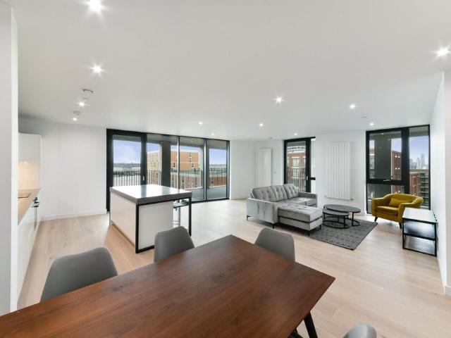 Flat for sale in Silvertown, Greater London