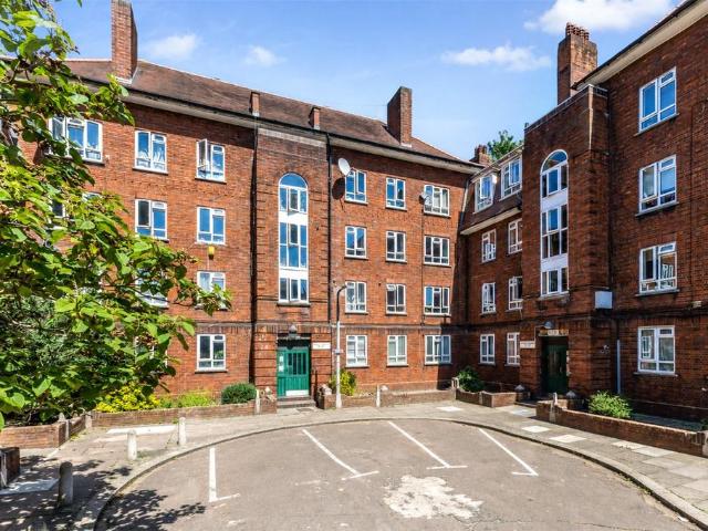Flat for sale in Clapham, Greater London