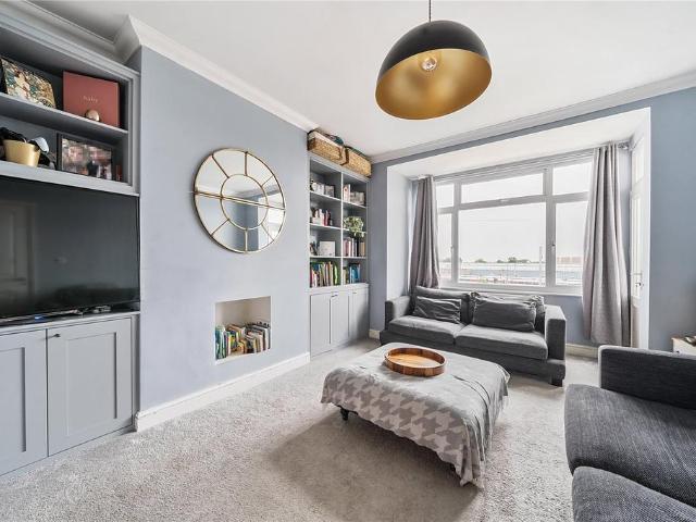 Flat for sale in Hornsey, Greater London