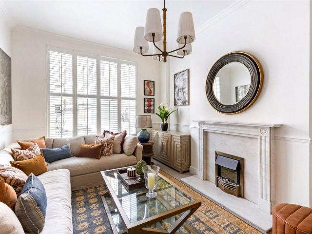 Flat for sale in Brompton, Greater London