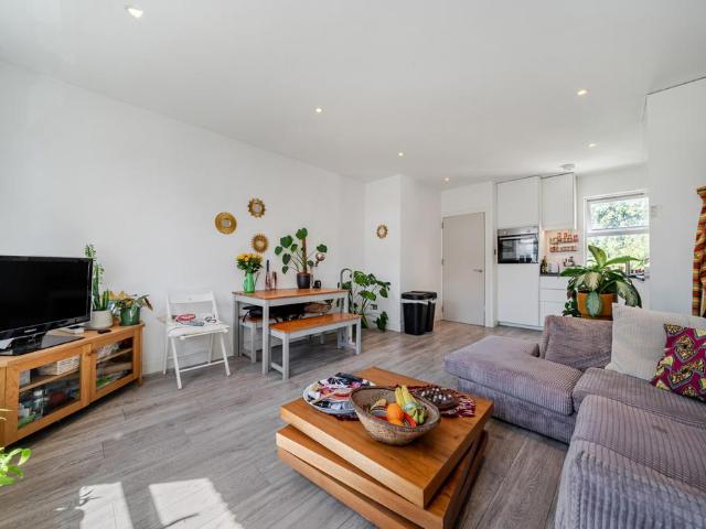 Flat for sale in Camberwell, Greater London
