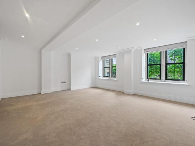 Flat for sale in Temple Fortune, Greater London