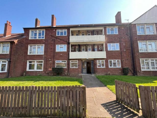 Flat for sale in Sale, Trafford