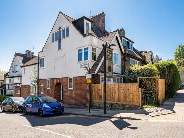 Flat for sale in Archway, Greater London