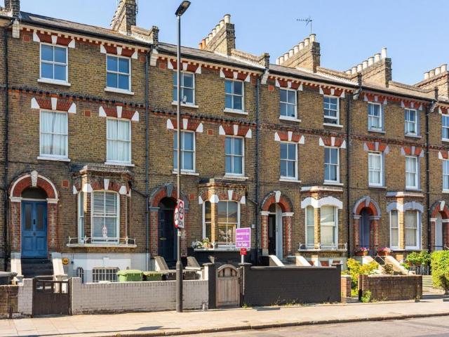 Flat for sale in Stockwell, Greater London