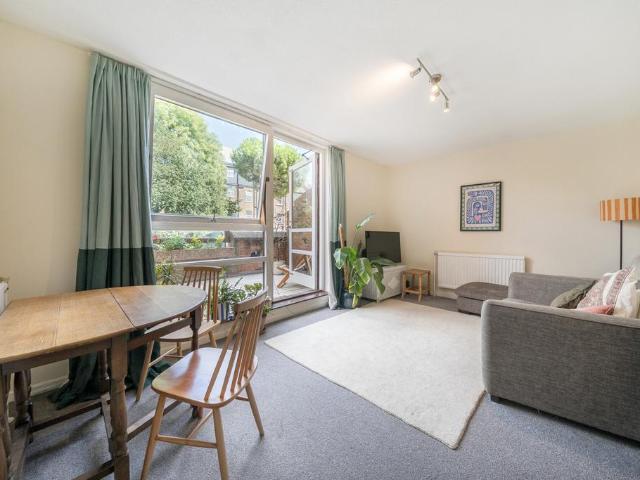 Flat for sale in Camberwell, Greater London