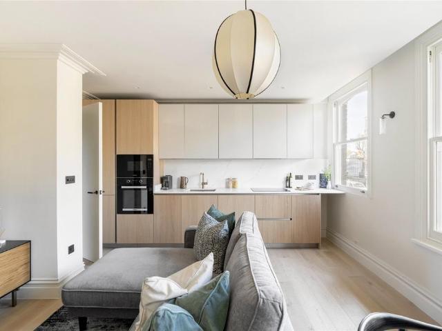 Flat for sale in North Kensington, Greater London