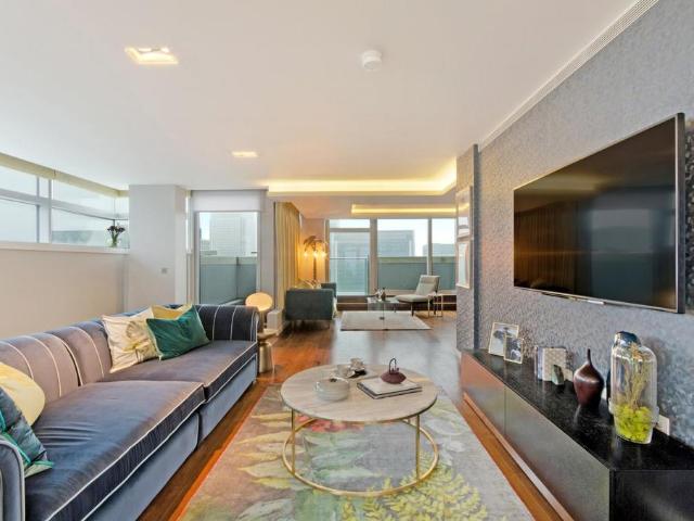 Flat for sale in Isle Of Dogs, Greater London