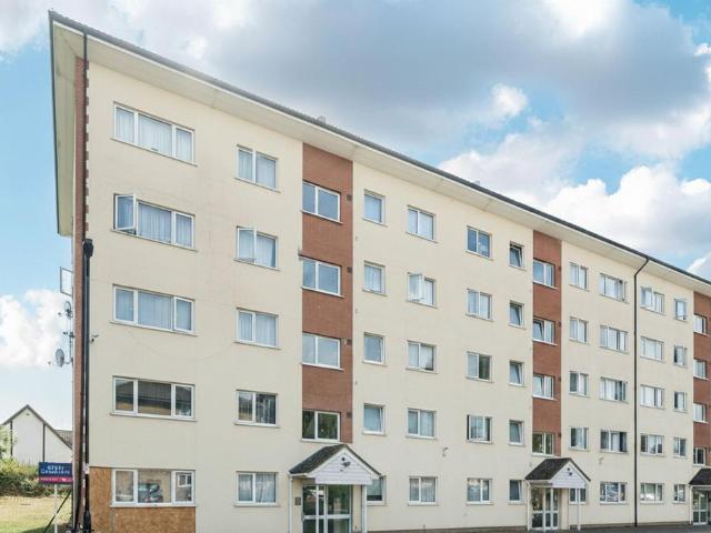 Flat for sale in Yeading, Greater London