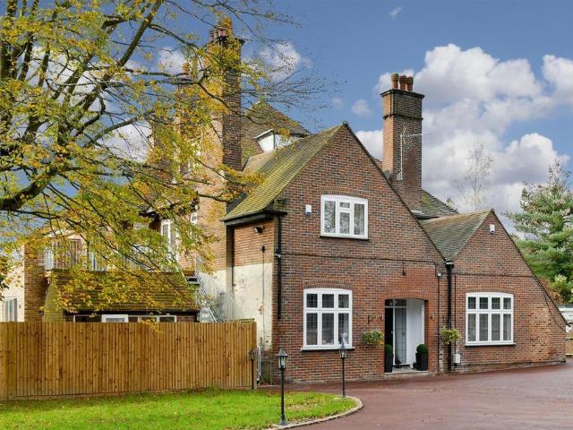 Flat for sale in Kingswood Warren, Red Hill
