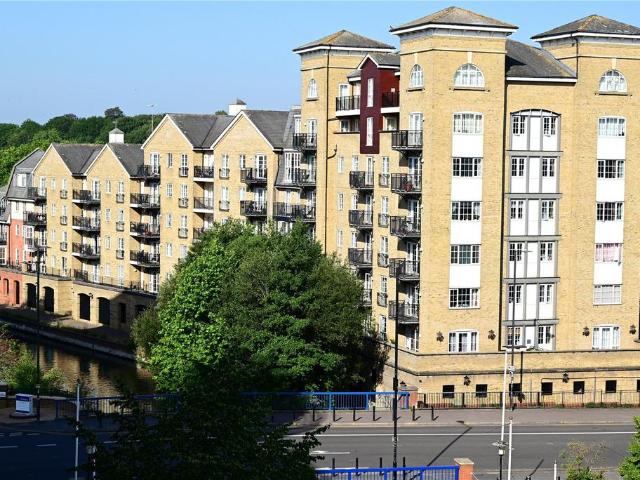 Flat for sale in Reading