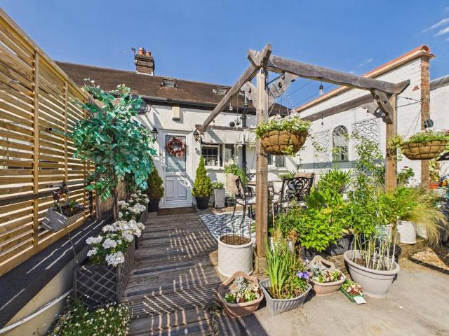 Flat for sale in West Wickham, Greater London