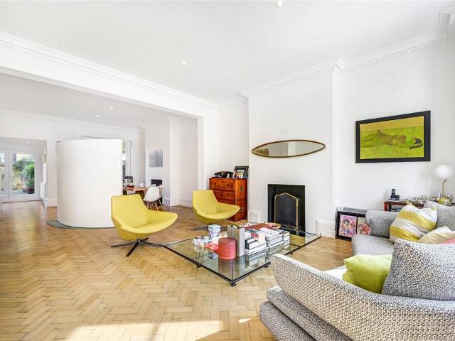 Flat for sale in Kensington, Greater London