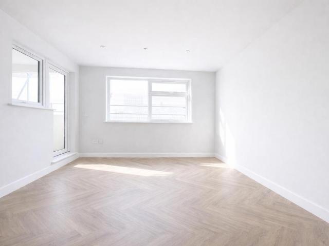 Flat for sale in Stepney, Greater London