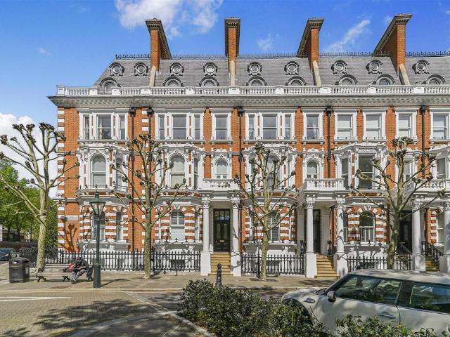 Flat for sale in Kensington, Greater London
