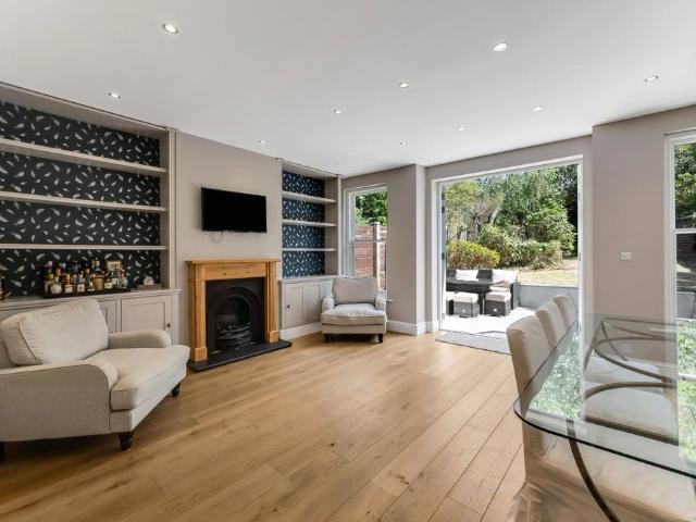 Flat for sale in Kilburn, Greater London