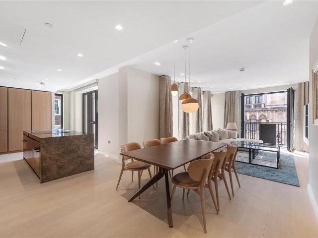 Flat for sale in St Clement Danes, Greater London