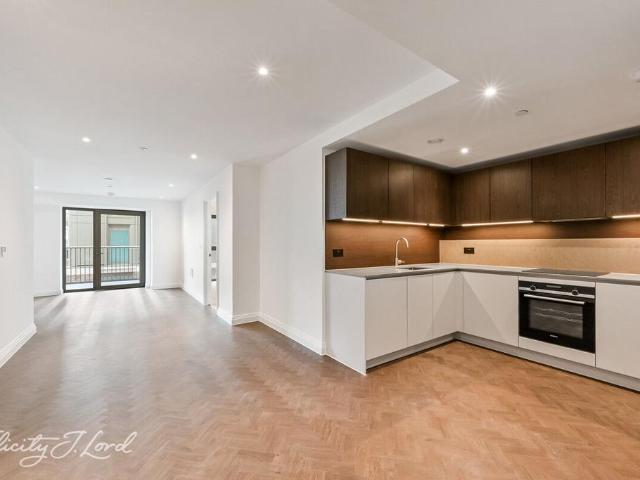 Flat for sale in Canning Town, Greater London