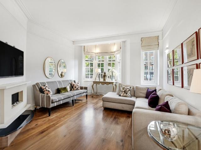 Flat for sale in South Kensington, Greater London