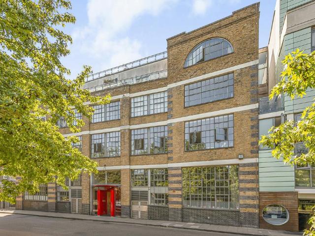 Flat for sale in Highbury, Greater London
