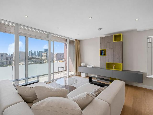 Flat for sale in East Greenwich, Greater London