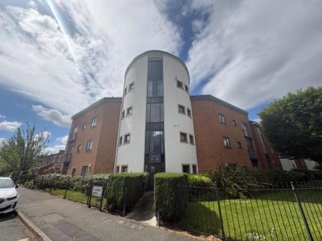Flat for sale in Hunts Cross, Calderstones