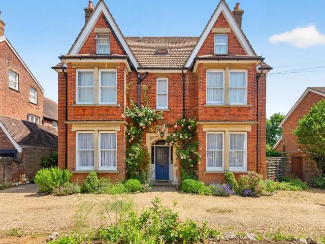 Flat for sale in Hatching Green, Five Acres