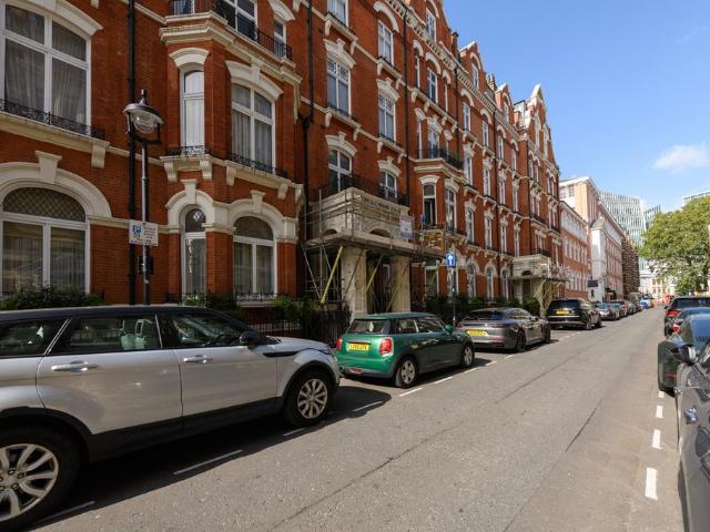 Flat for sale in Victoria, Greater London