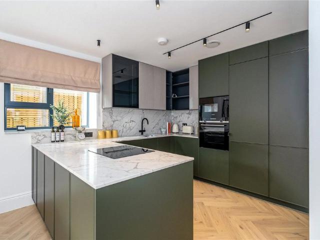 Flat for sale in Brondesbury, Greater London