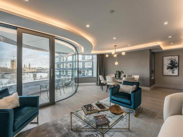 Flat for sale in Vauxhall, Greater London
