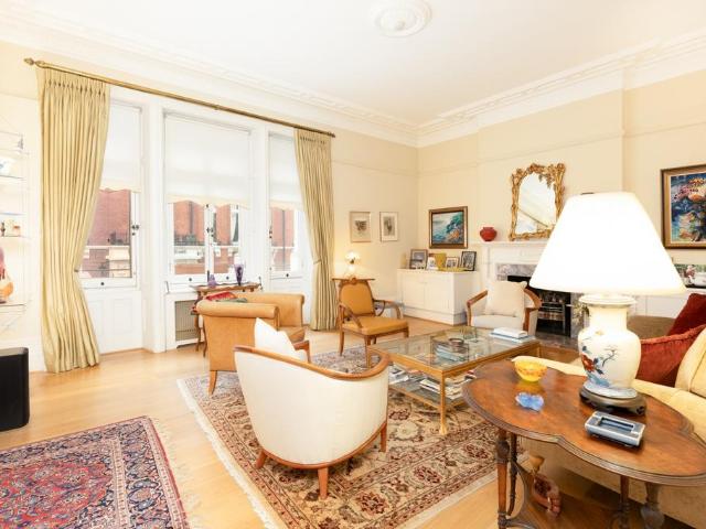 Flat for sale in Victoria, Greater London