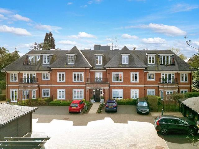 Flat for sale in Beaconsfield, Knotty Green