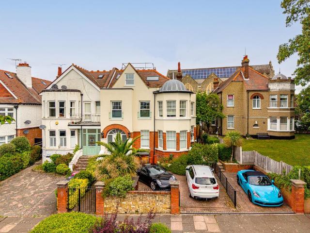 Flat for sale in Alton Barnes, Essex