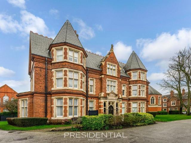 Flat for sale in Fairlop, Greater London