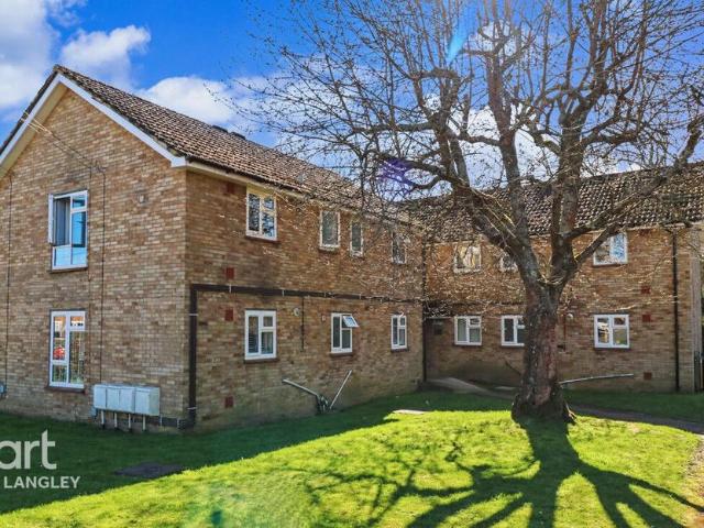 Flat for sale in Batchworth, Hertfordshire
