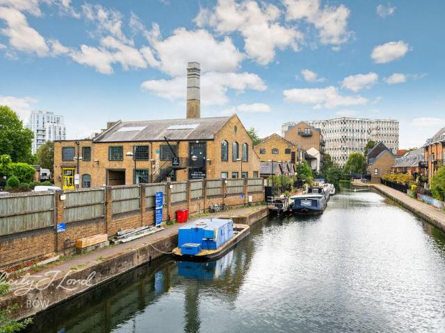 Flat for sale in Mile End, Greater London