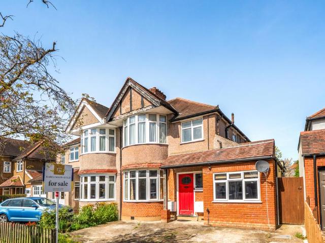 Flat for sale in Lane, Greater London