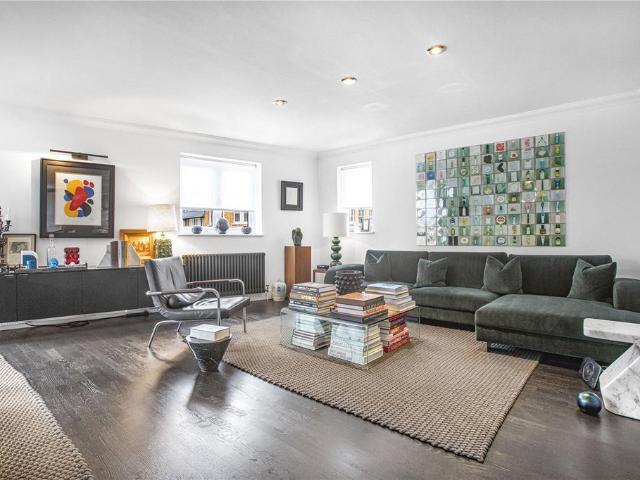 Flat for sale in Finsbury, Greater London